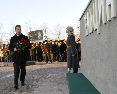 Медведев открыл в Екатеринбурге памятник Ельцину