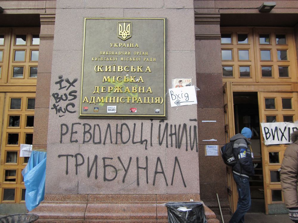 За кулисами Майдана: фоторепортаж корреспондента "МК" о том, как устроен быт защитников «евроинтеграции»