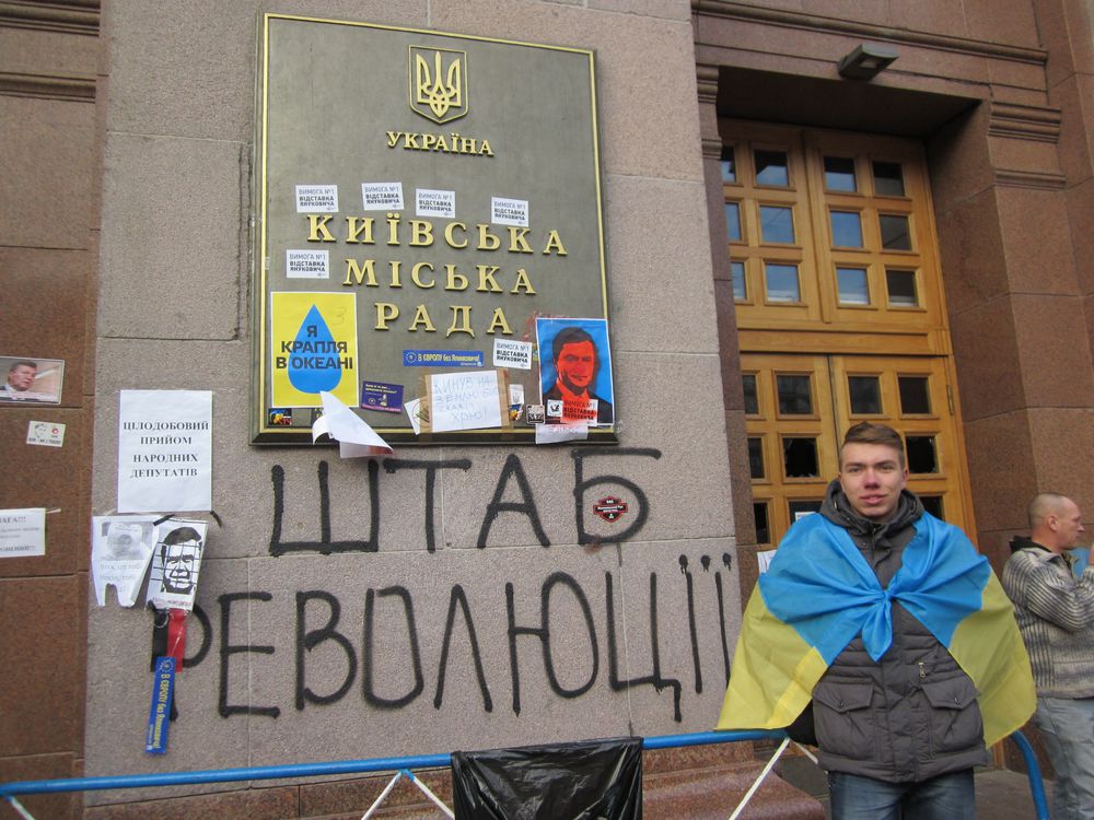 За кулисами Майдана: фоторепортаж корреспондента "МК" о том, как устроен быт защитников «евроинтеграции»