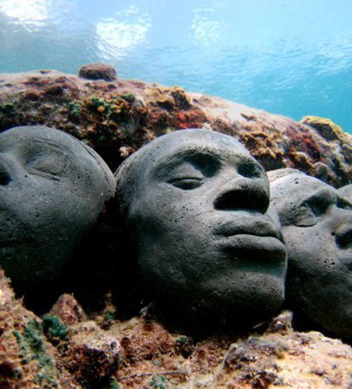Американский художник погрузил скульптурную композицию под воду