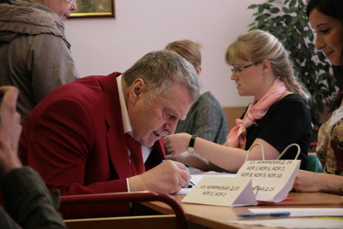 Жириновский раскритиковал кабинки для голосования на избирательном участке 