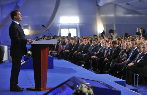 Медведев прибыл в Петербург для участия в юридическом форуме