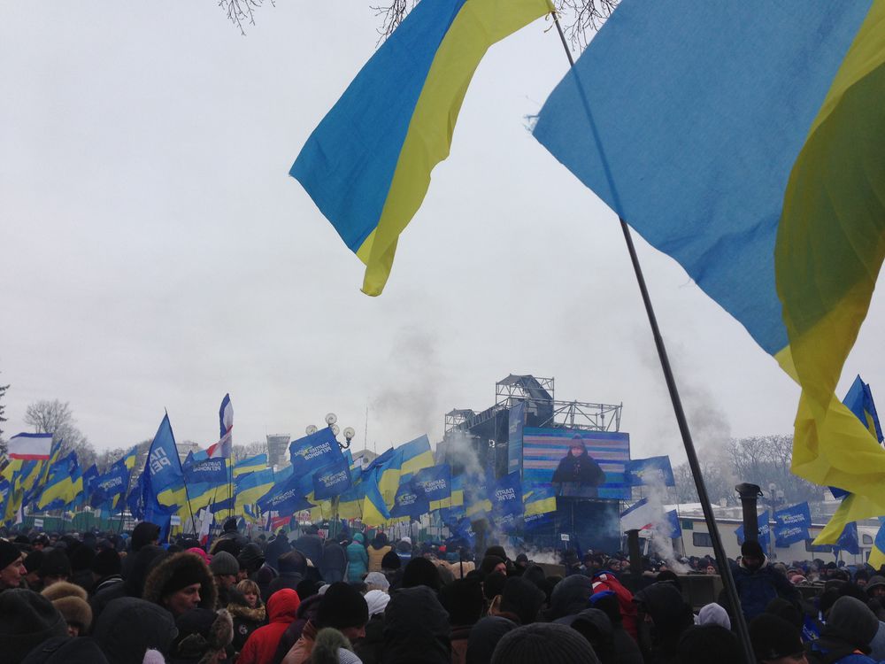 Жители Майдана продолжают укреплять баррикады 