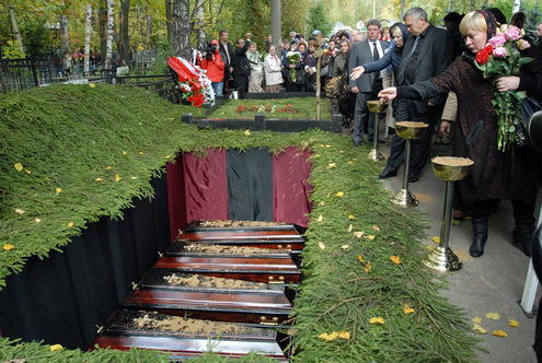 Лизу похоронили. Похороны детей погибших в Ижевске. Похороны детей погибших в Донецке.