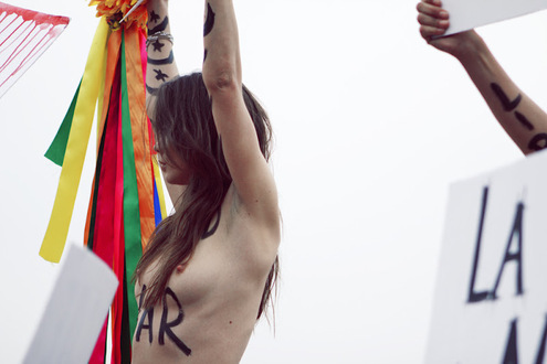 Активистки Femen разделись в Париже