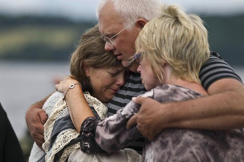 В Норвегии сотни тысяч людей почтили память жертв двойного теракта