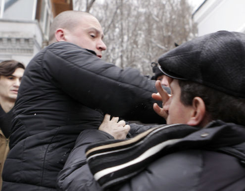 Корреспондент "МК" стал свидетелем драки лимоновцев и Удальцова на панихиде по Долматову
