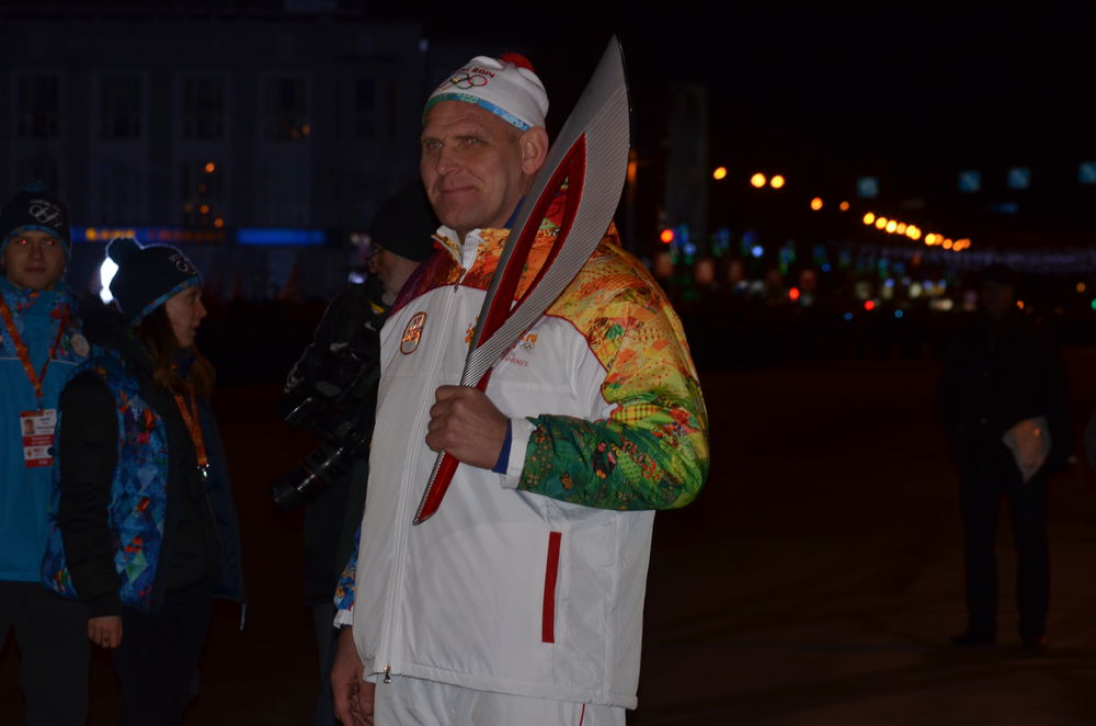 Редактор отдела спорта МК пронес факел с Олимпийским огонем по Новосибирску