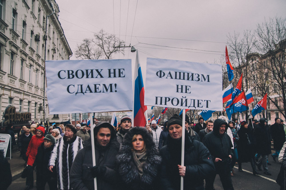 Около 20 тысяч человек приняли участие в шествии в поддержку русских на Украине