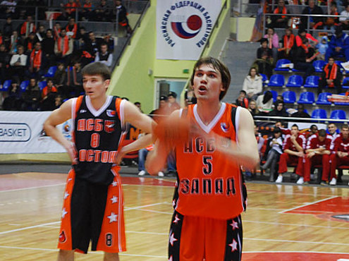 Легендарный серб Бодирога сыграл с молодежью в баскетбол