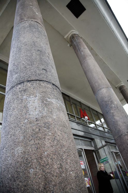 Сотрудники метро помыли колонны станции "Чистые Пруды"