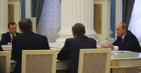 Путин провел совещание с членами правительства ровно через год после своей инаугурации