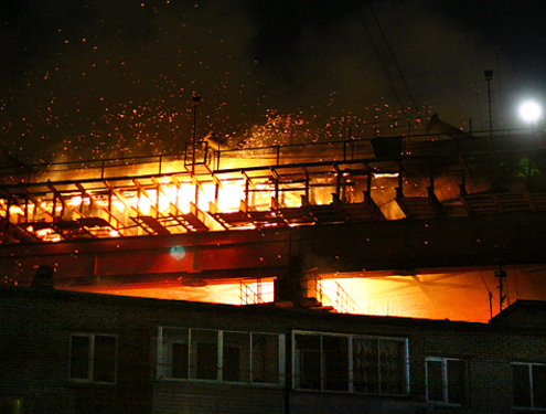 Пожар на мосту через бухту Золотой Рог во Владивостоке