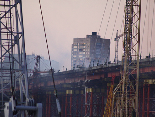 Пожар на мосту через бухту Золотой Рог во Владивостоке