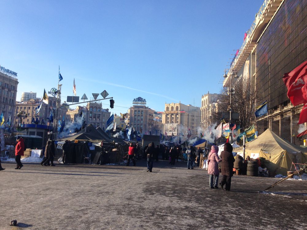 На Майдане начали строить избу