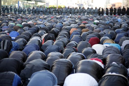 Мусульмане отмечают Курбан-байрам в мечетях и парках Москвы