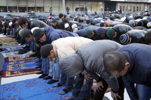 Мусульмане отмечают Курбан-байрам в мечетях и парках Москвы