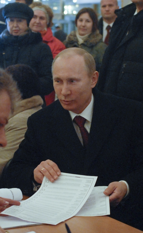 Путин вместе с супругой проголосовали на участке в Академии наук