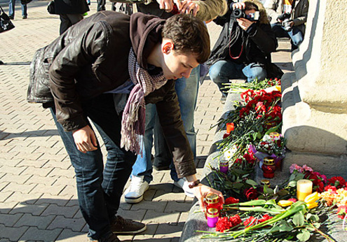 Люди приносят цветы и свечи к месту взрыва в Минске