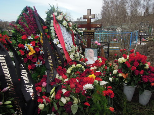 Александра Пороховщикова похоронили рядом с матерью