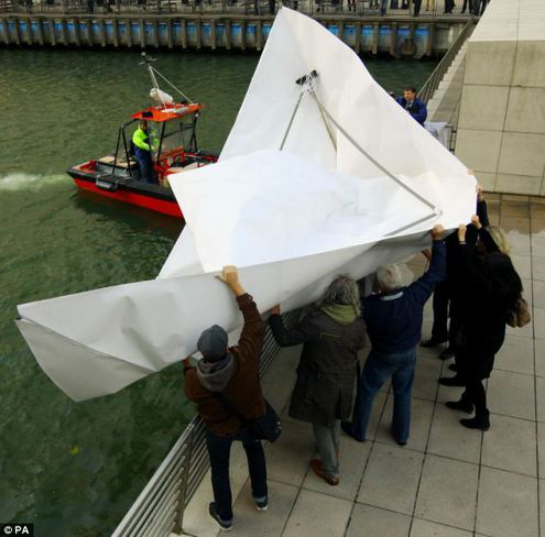Корабль-оригами совершил вояж по Темзе