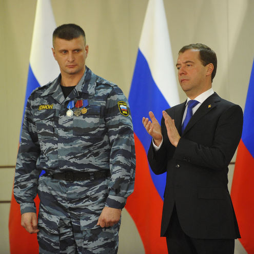 Медведев наградил полицейских