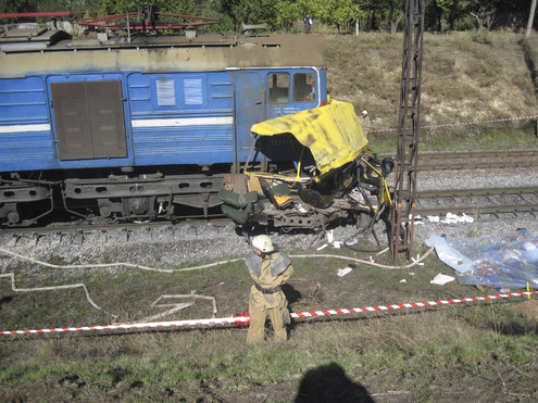 На Украине локомотив раздавил автобус