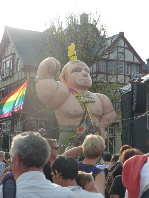 Геи в Амстердаме установили на площади надувного Путина