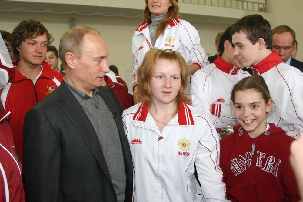 Юная фигуристка Аделина Сотникова фотографировалась с Владимиром Путиным в 2009 году
