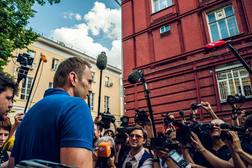 Алексей Навальный  сдал подписи