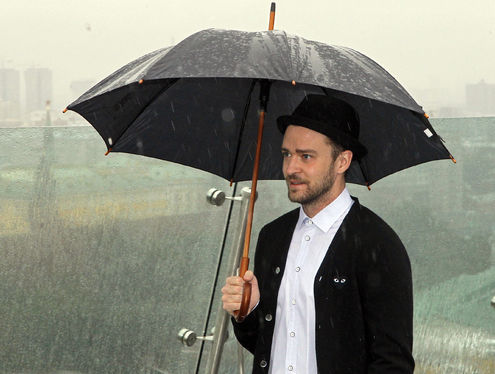 Джастин Тимберлейк приехал в дождливую Москву на премьеру фильма «Va-банк» 
