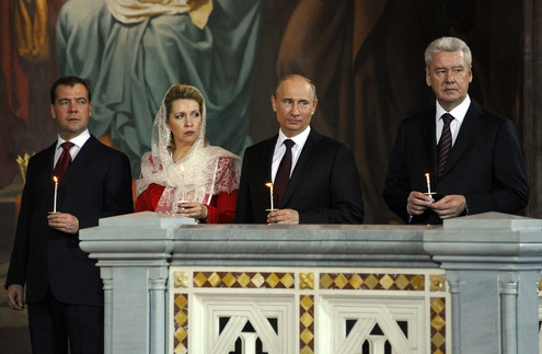 Медведев, Путин, Собянин и Матвиенко посетили пасхальное богослужение в храме Христа Спасителя