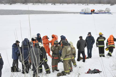 В Нижнем Новгороде достали упавший в воду вертолет