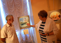 В Петергофе открылась выставка о двух столицах