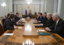 Путин детально обсудил с членами Совбеза РФ реализацию минских договоренностей