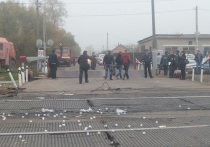 Водителя грузовика, устроившего столкновение с поездом в Подмосковье, допрашивают в ГИБДД