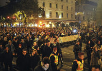 Венгры, протестуя против налога на интернет, устроили погром у штаб-квартиры правящей партии