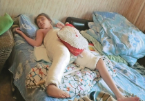 12-летние Ангелина и Кристина Афанасьевы с марта закованы в гипс