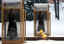Президент благотворительного фонда пытался сжечь себя возле могилы неизвестного солдата