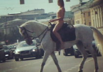 Голая наездница, проскакавшая на белом коне в центре столицы, шокировала москвичей