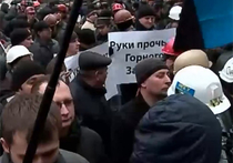 «Майдан» шахтеров в Киеве: перекрыли улицу, бьют касками о брусчатку и требуют вернуть Януковича