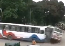 Российские туристы в Индии стали жертвами падения автобуса в горную реку