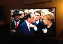 Президенту Франции Франсуа Олланду во время участия в марше памяти жертв терактов не раз приходилось резко тормозить премьер-министра Мануэля Вальса, чтобы тот не шел впереди него как главы государства