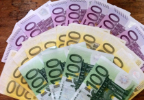 Евро продолжает бить рекорды: его курс впервые поднялся выше 52 рублей