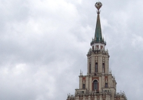 В ответ на украинский флаг на высотке российский триколор взвился над гостиницей "Ленинградская"
