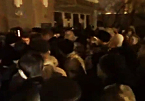 Несколько сотен протестующих рвутся в здание администрации Порошенко: «Майдан повторяется!»