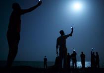 Автор снимка года сравнил человечество с сомалийцами, ловящими сигнал с родины