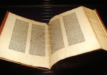 Сотрудники ФСБ похитили и изувечили редчайшую Библию первопечатника Гутенберга
