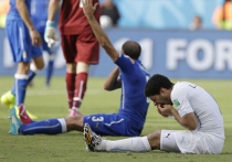 Чемпионат мира по футболу: Уругвай "выгрыз" путевку в плей-офф зубами Суареса