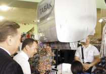 Медведев на шоппинге в Курске пофлиртовал с продавщицами сельмага и накупил для министров мороженого